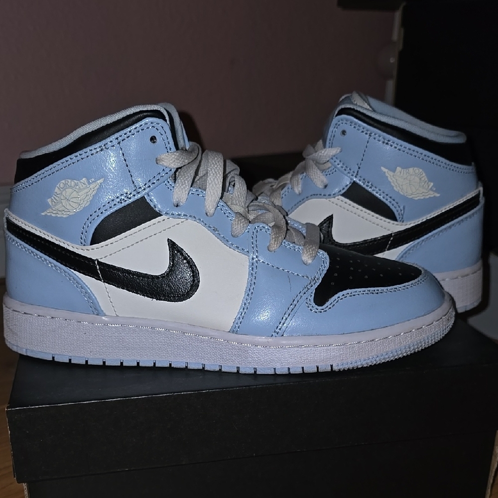 Jordans 1 Mid